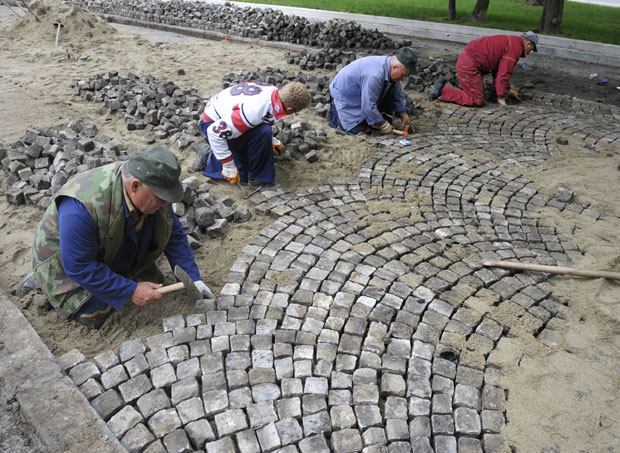 Мајстори сређују калдрму на Вождовцу: На овој деоници ће бити измењен саобраћај јавног превоза